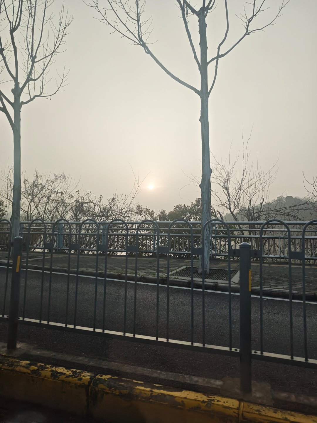 在武汉，当你和的士大哥说：“赶时间，麻烦稍微快点的时候”，大哥一般都不奏声，会默