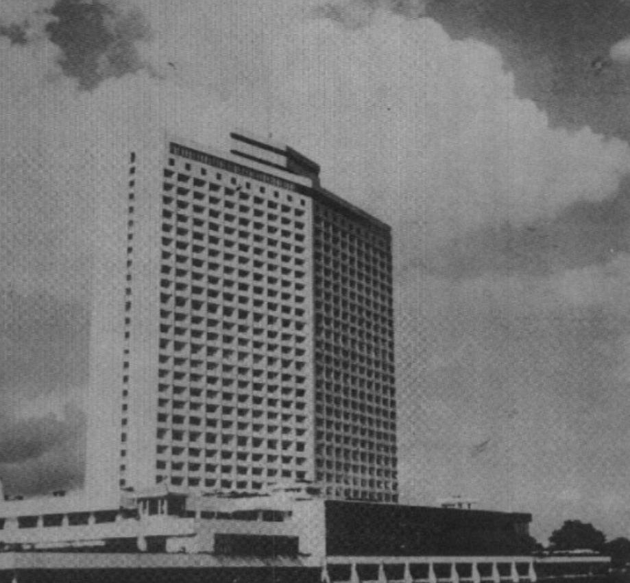 1982年，广州白天鹅宾馆被军方强制要求建立高射炮台，董事长霍英东无奈之下来到北