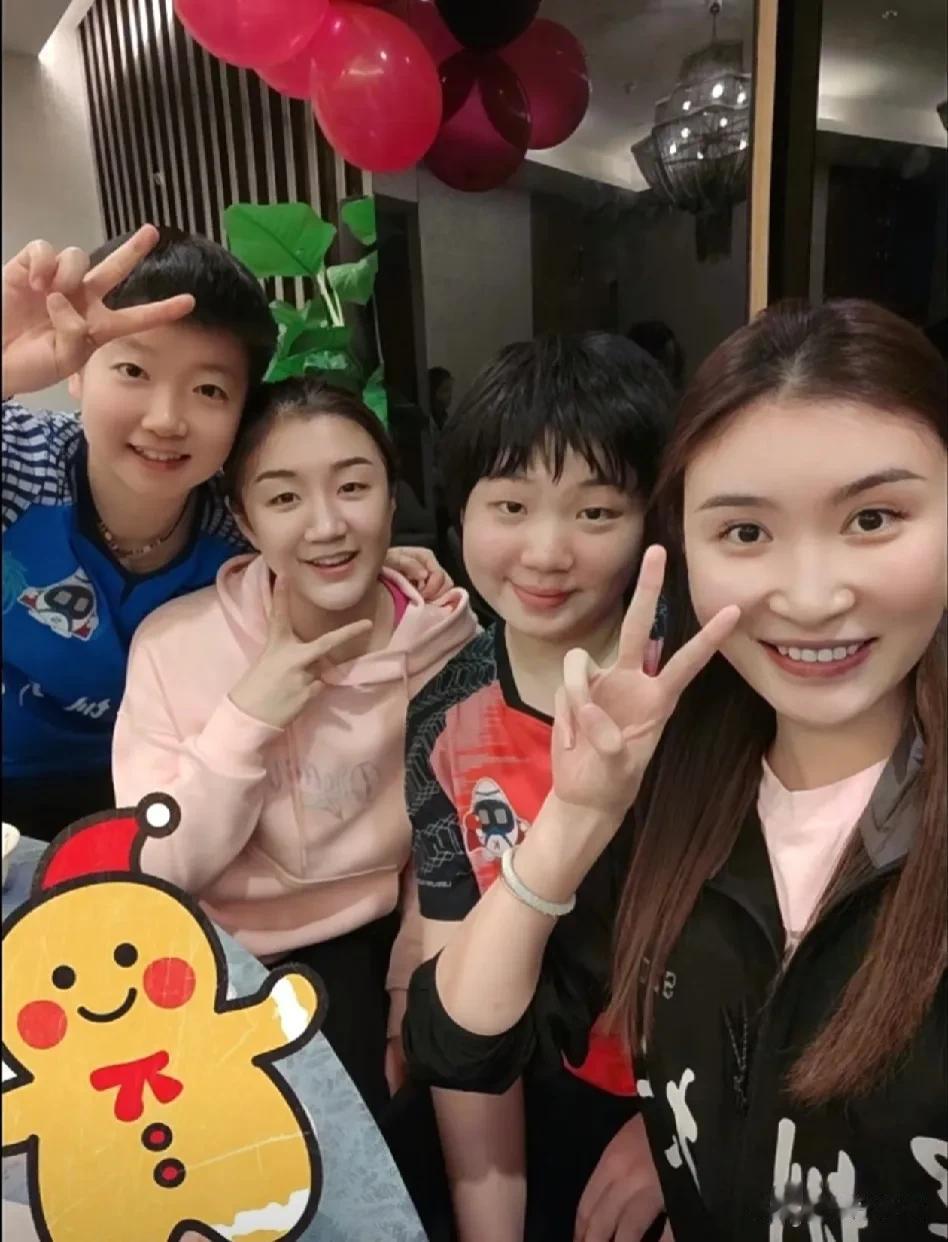 深大庆功宴合影
杨惠菁更新了3张深大聚餐照
莎莎和蒯曼衣服都没换
夺冠当天简单吃