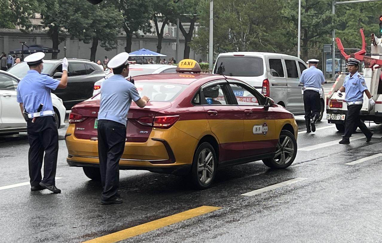 今早一出租车意外在早高峰的闹市区路段抛锚，交警迅速组织警力处置，二分多钟处置完毕