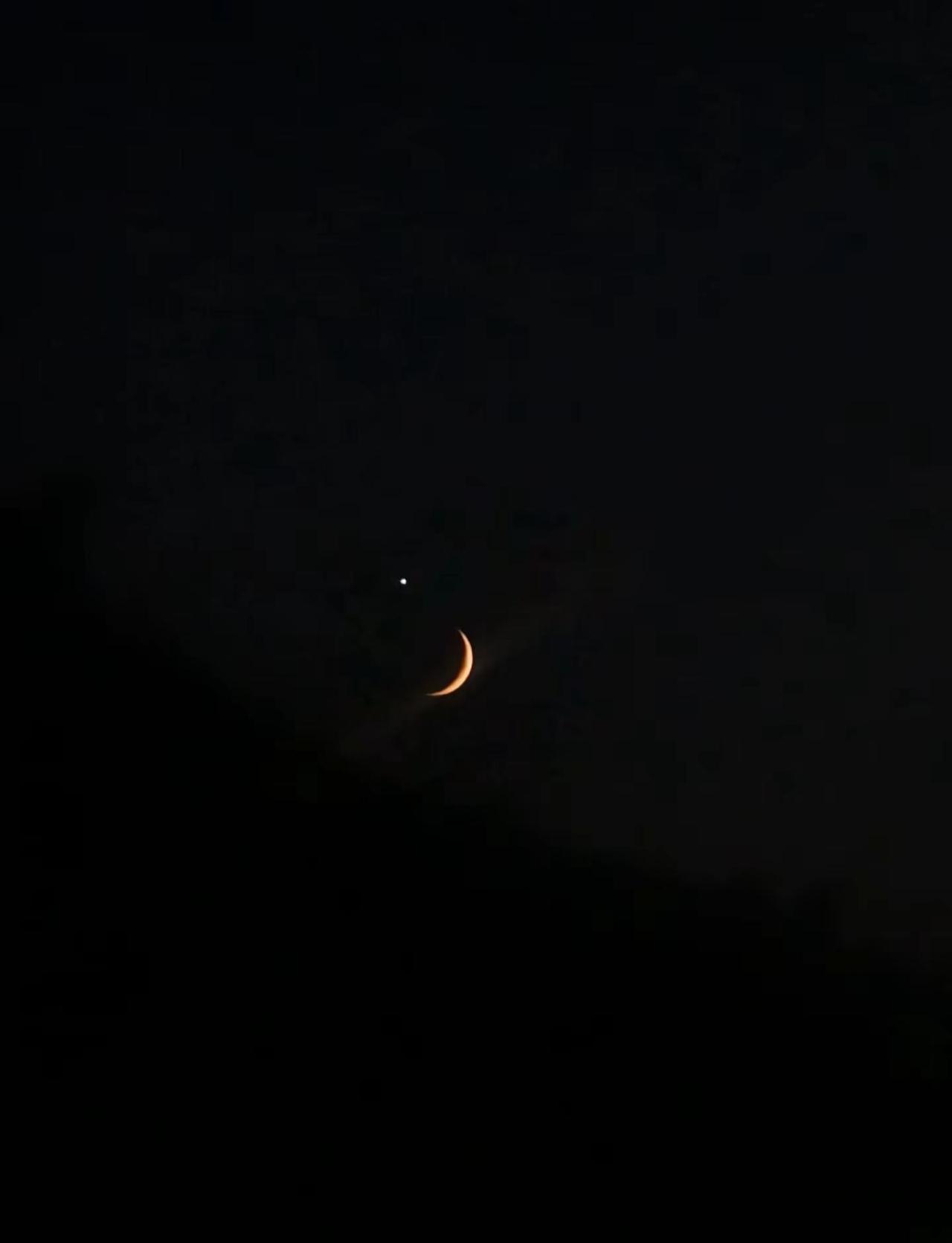 今晚我看到了小学课本上弯弯的月亮🌙。眉月悬遥汉，孤星傍玉弯。今晚的月亮独一份 