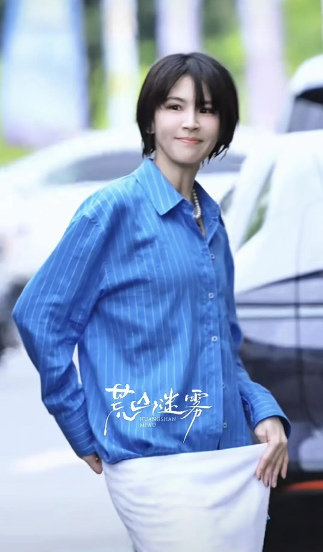 Pets！最适合常服之人！美哉美哉~
蓝色衬衣，合适
珍珠项链，合适
清爽短发，