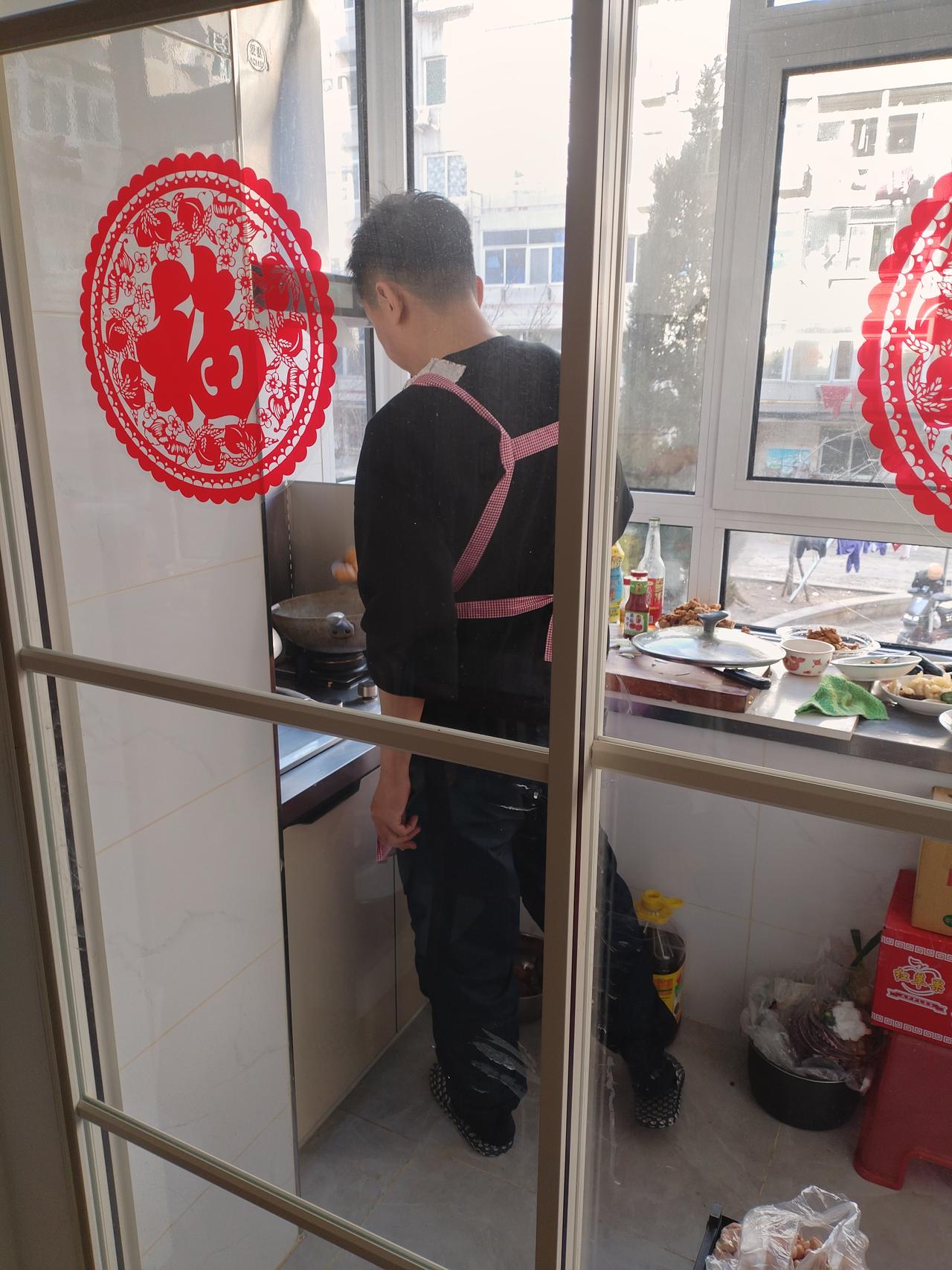 尽管我们中国人对一年之始的阳历年不太重视，喜欢程度不如我们的中国年。但是，毕竟是