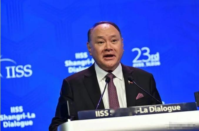 菲律宾彻底炸锅了，等来的不是援助，是当头一棒的制裁。国防部长再也狂不起来了，不光