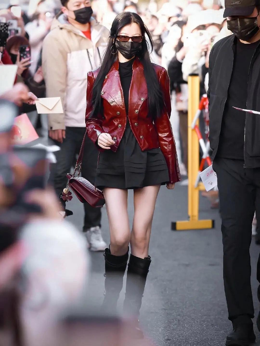 虞书欣169cm的优越身形横店“炸街”，古装威仪与现代活力无缝切换，56cm腰围