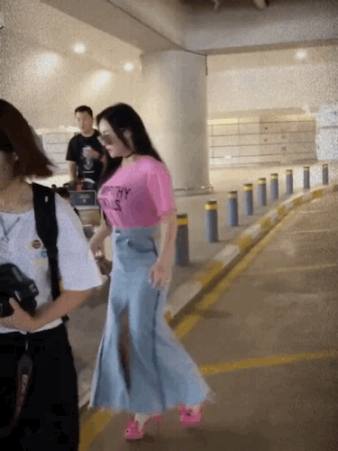 冉莹颖这套机场穿搭亮眼又有女人味，粉色印花短袖柔和减龄，搭配开叉牛仔长裙巧妙勾勒
