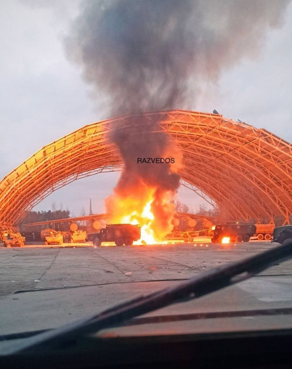 俄乌局势新进展 乌克兰安225运输机在俄乌开战之初被击毁的照片，可以看见停机棚内