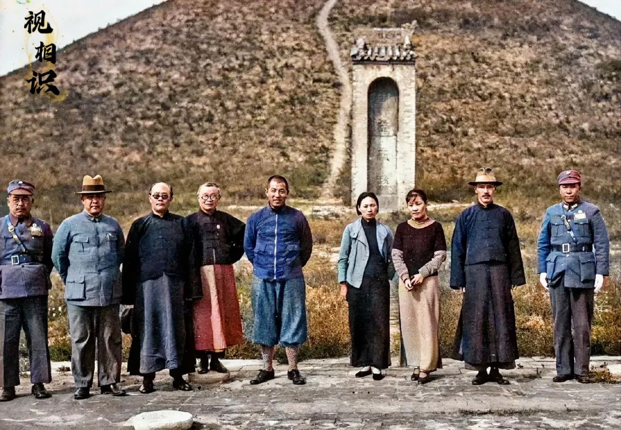 1936年，西安事变前，蒋校长在张学良和杨虎城等将领的陪同下，游览了当地的名胜古...