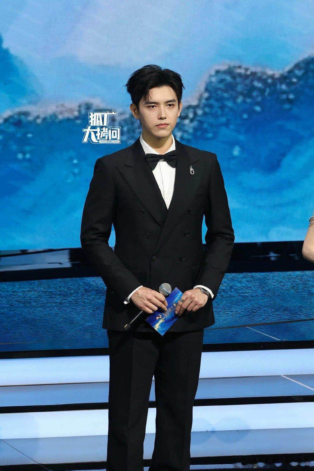 陈飞宇是主持耶，这波可以