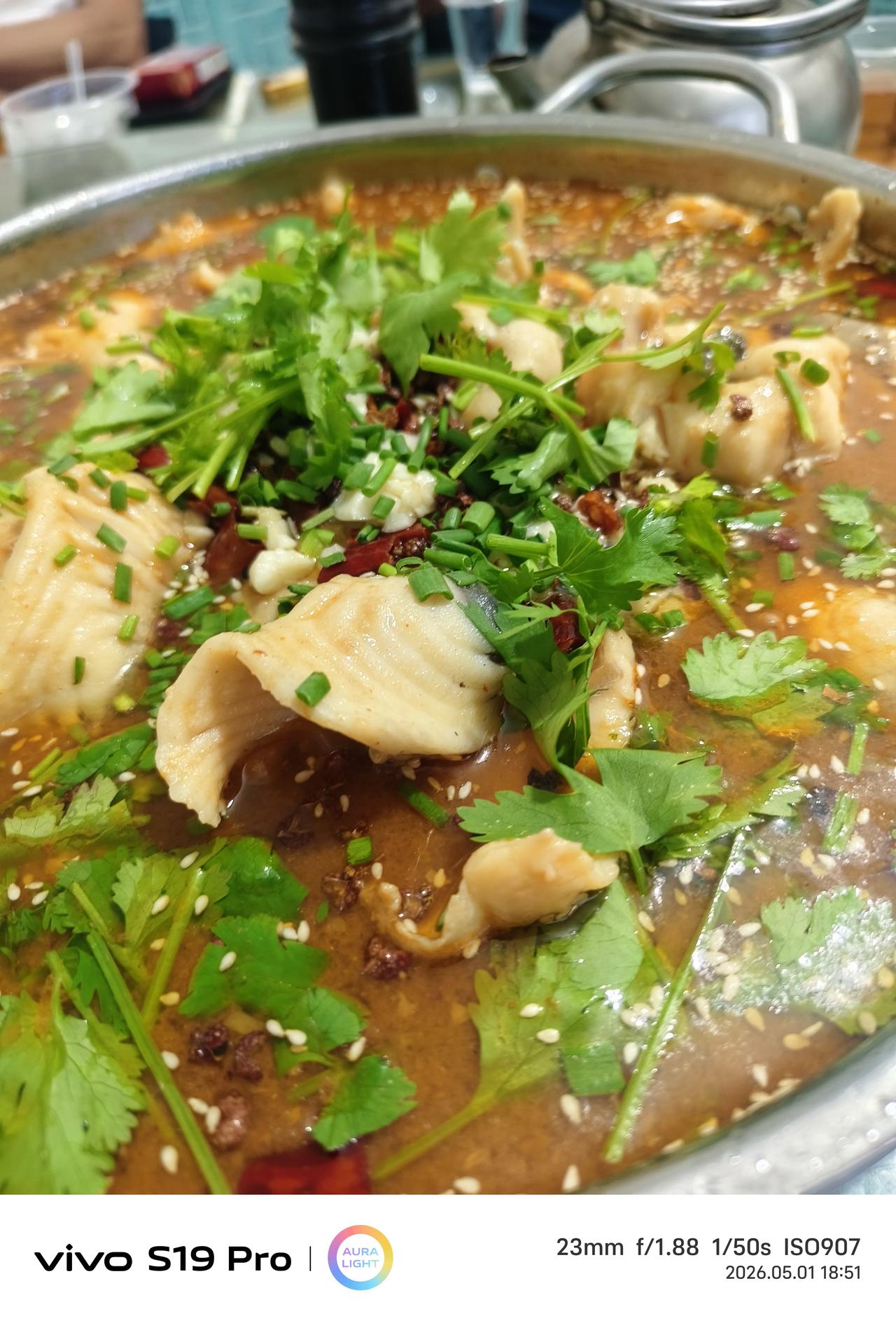 村里来了一家川菜馆，老板厨师就是四川人，而且听说有许多佐料食材也是四川带过来的，