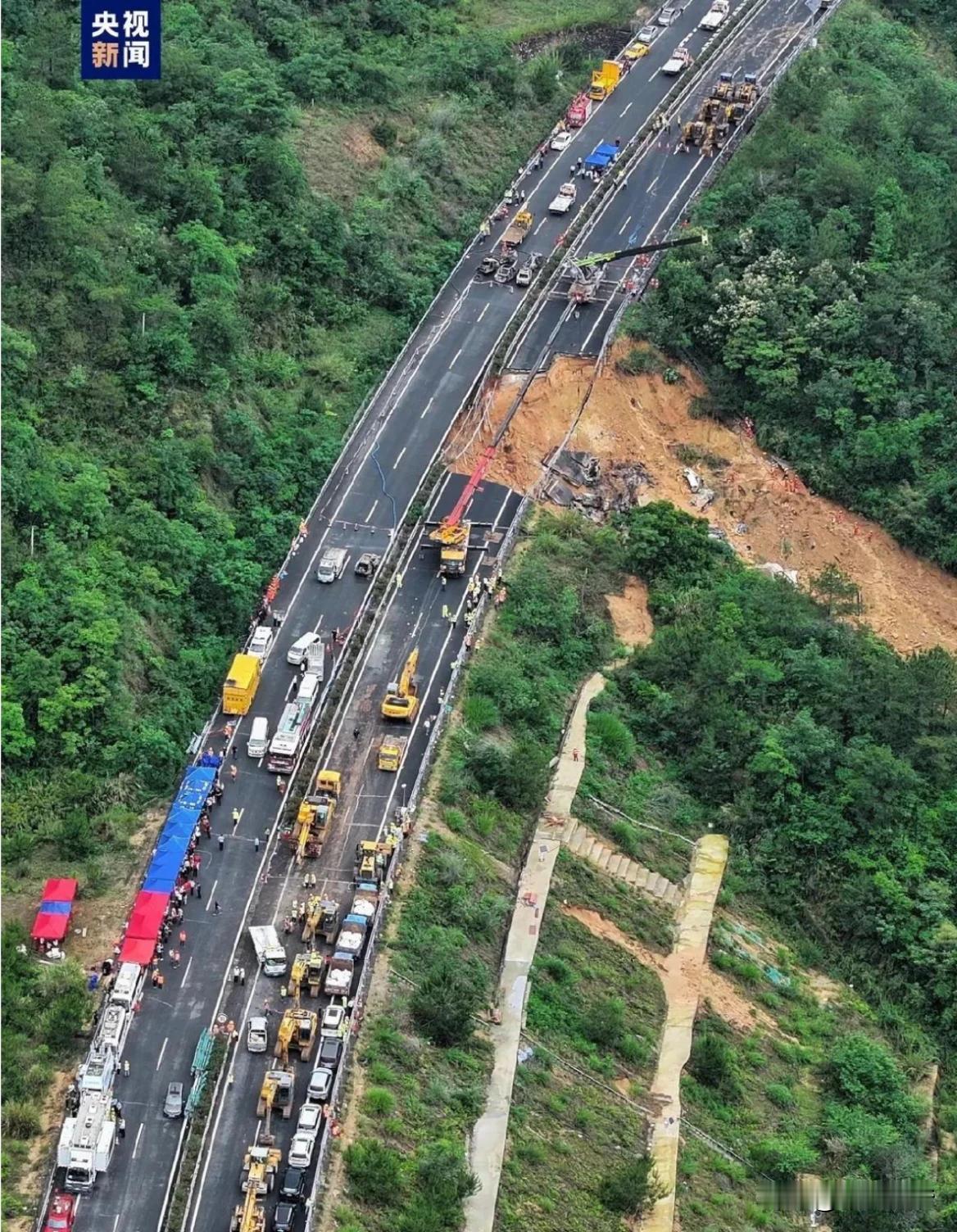 发生在5月1日凌晨的广东梅州梅大高速严重塌方事故，根据最新权威消息，共有23辆车