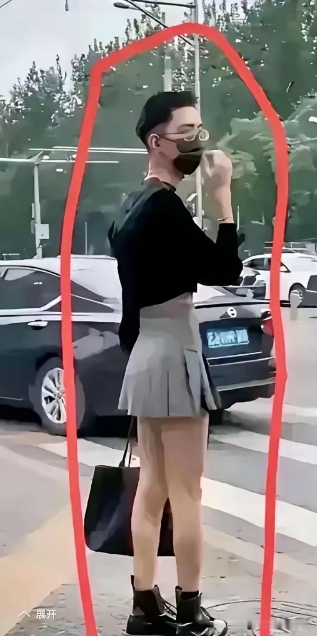 这男子，于大众广场之上，身着这般不伦不类的服饰，果真是林子大了，什么鸟都有。在他