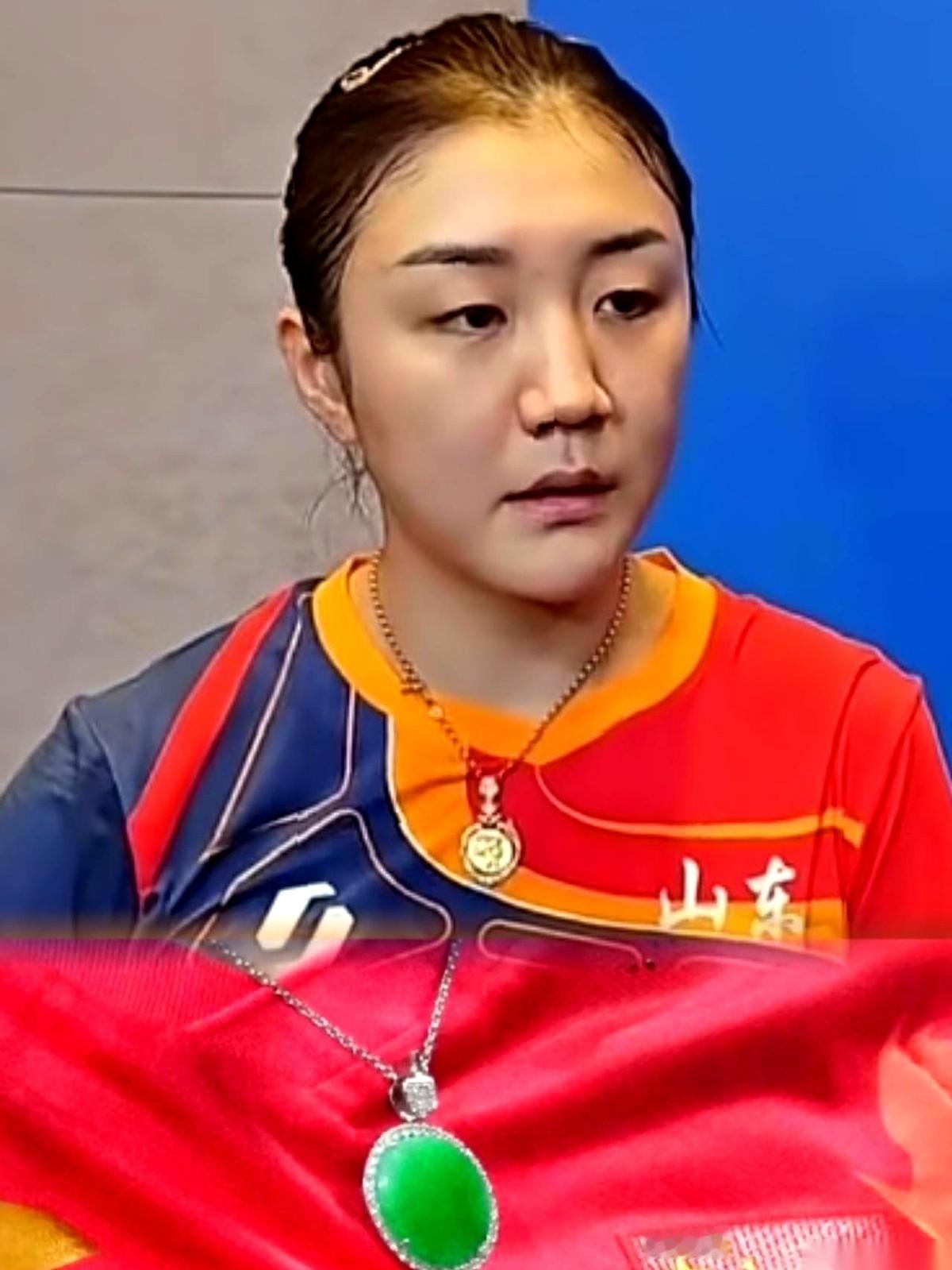 说真的，陈梦打球，我的眼就没离开过她脖子上那条大金链子。
好家伙，明晃晃的，随着