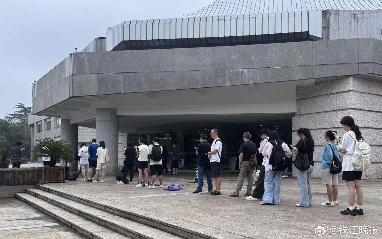 #6点就开始排队浙图自习室一座难求#【一座难求！有人清晨6点开始排队，用书包、水