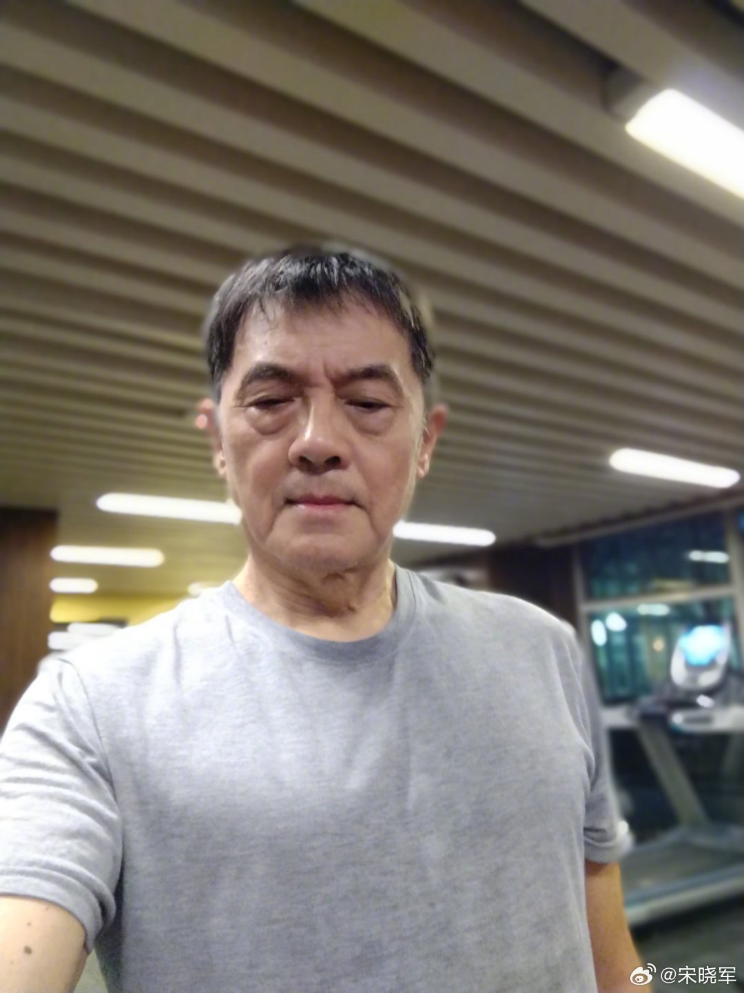 从1月1日开始天天跑2000米，体重没下来，股票/基金倒是下来了