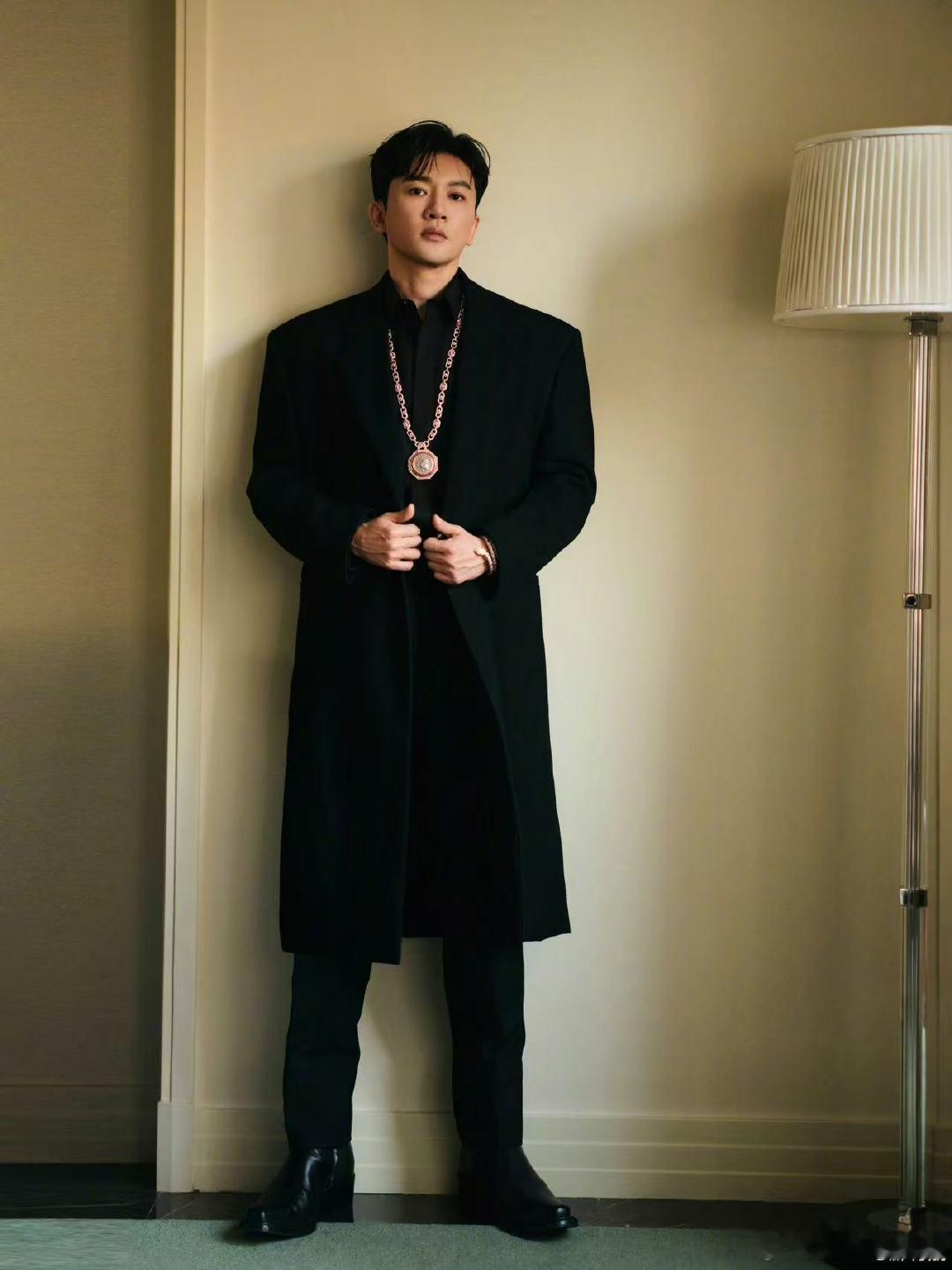 巴黎街头偶遇苏有朋 路人实拍巴黎逛展偶遇苏有朋，素颜私服随性又舒服，状态松弛超有