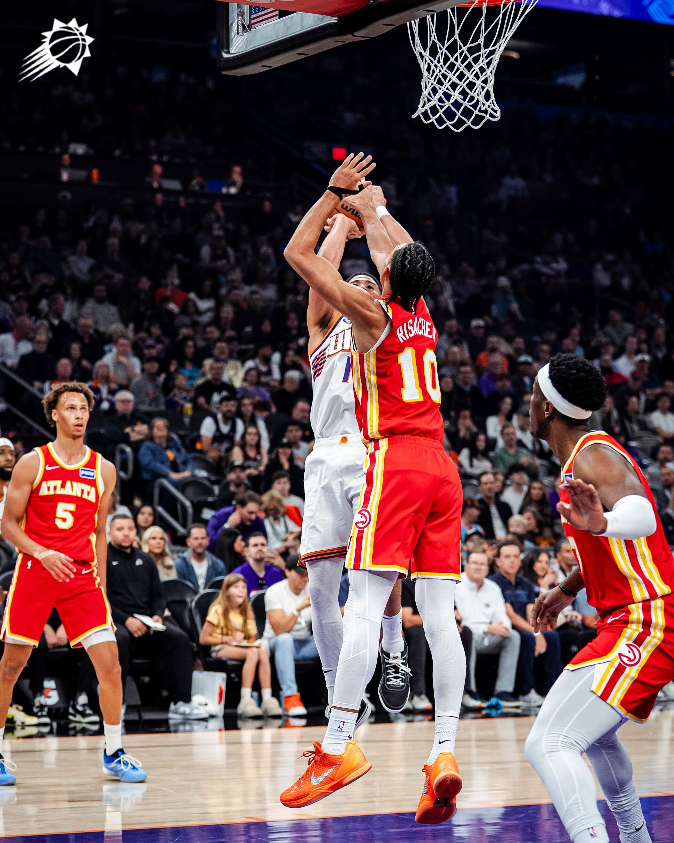 早早开火！布克助攻狄龙命中底角三分，随后自己命中抛投打板两分 🔥