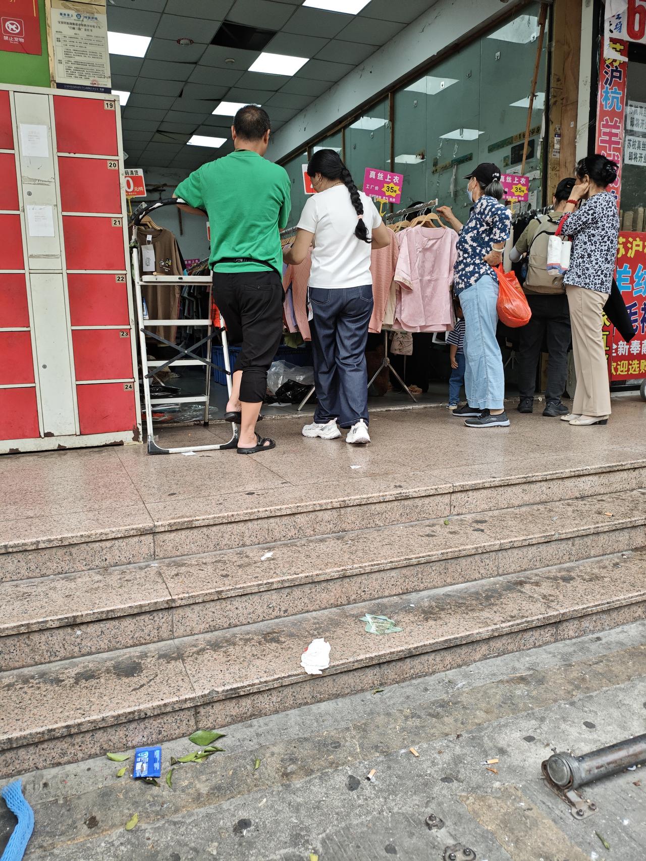 晒图大赛街头随拍，昨天和老头去农行打卡，沿途慢慢走路过去，路上的街景各有特色。衣