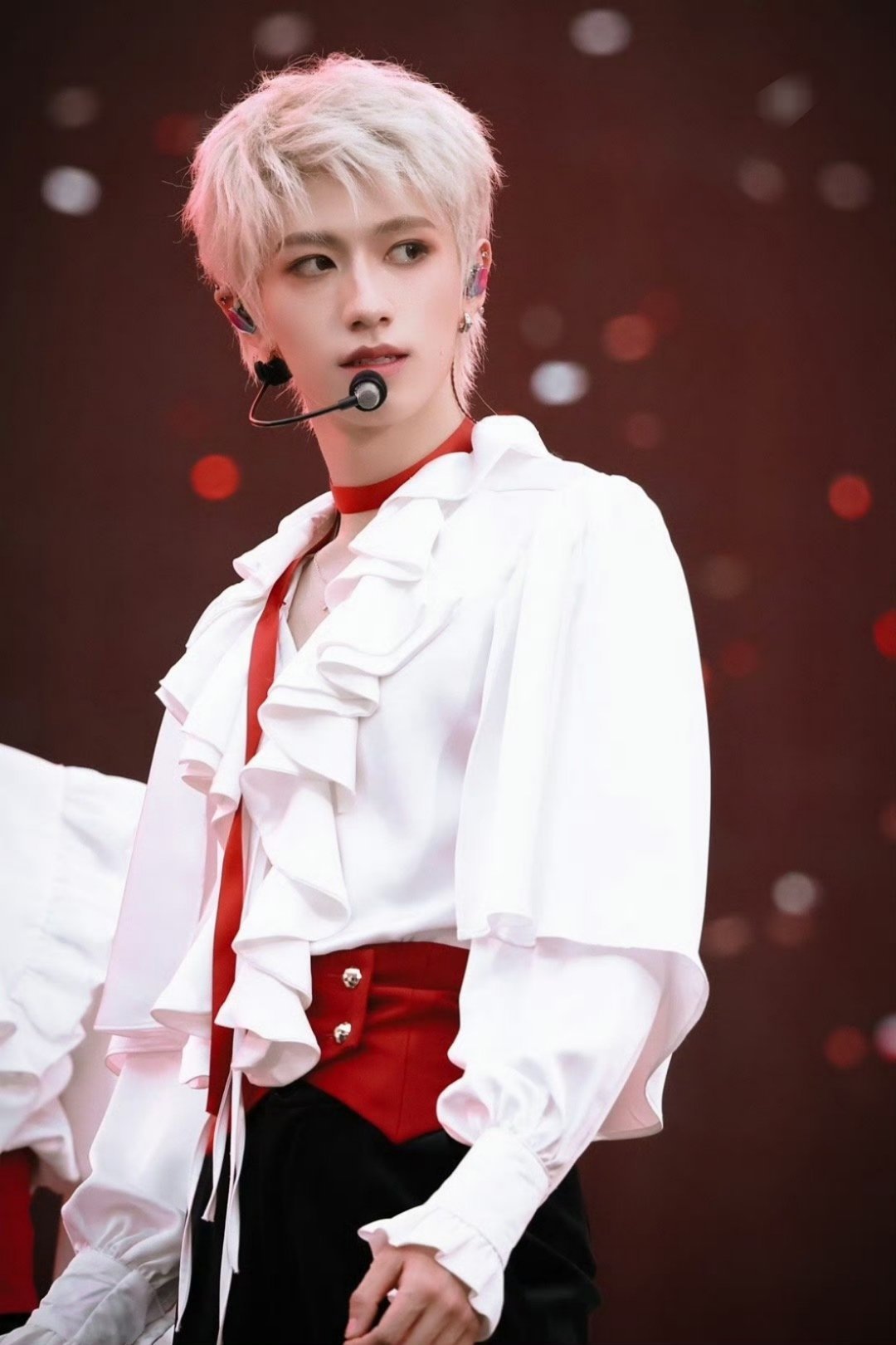 朱志鑫表现力是一种天赋 好喜欢这种造型 把眉眼都露出来好漂亮！！ 