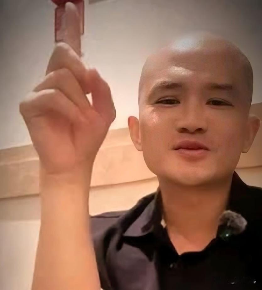 亲密关系中，
我最讨厌的一种人，
就是分手后把亲密聊天记录爆出来的人。
毕竟两个