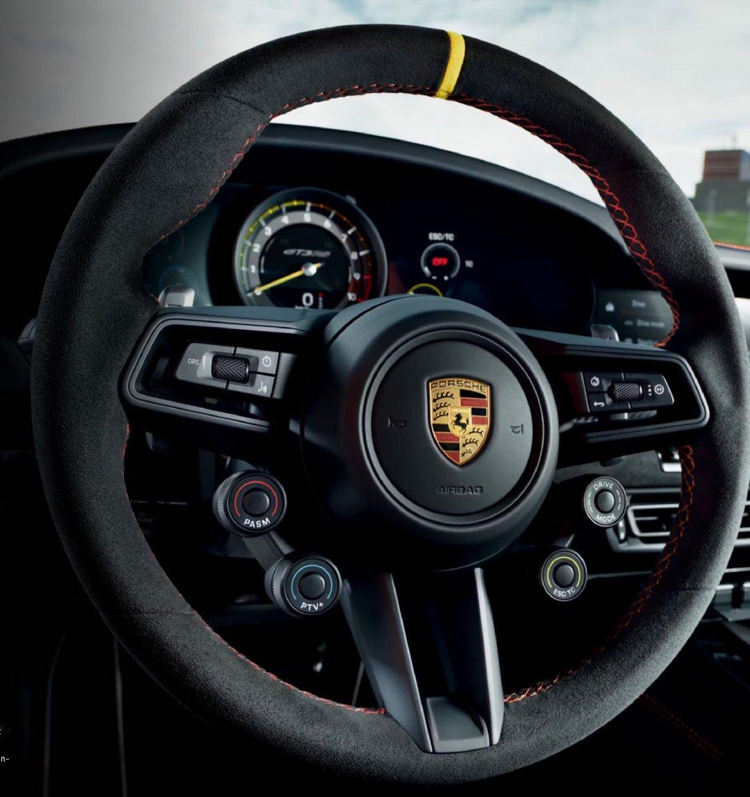 保时捷 911 GT3 RS 的方向盘真帅啊： ​​​
