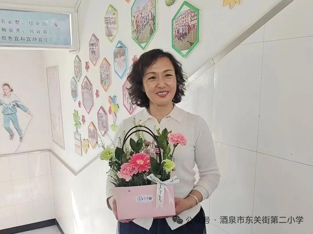 甘肃酒泉市东关街第二小学，4月13日，为贾芳老师举行荣退仪式，赵爱兵校长为贾老师