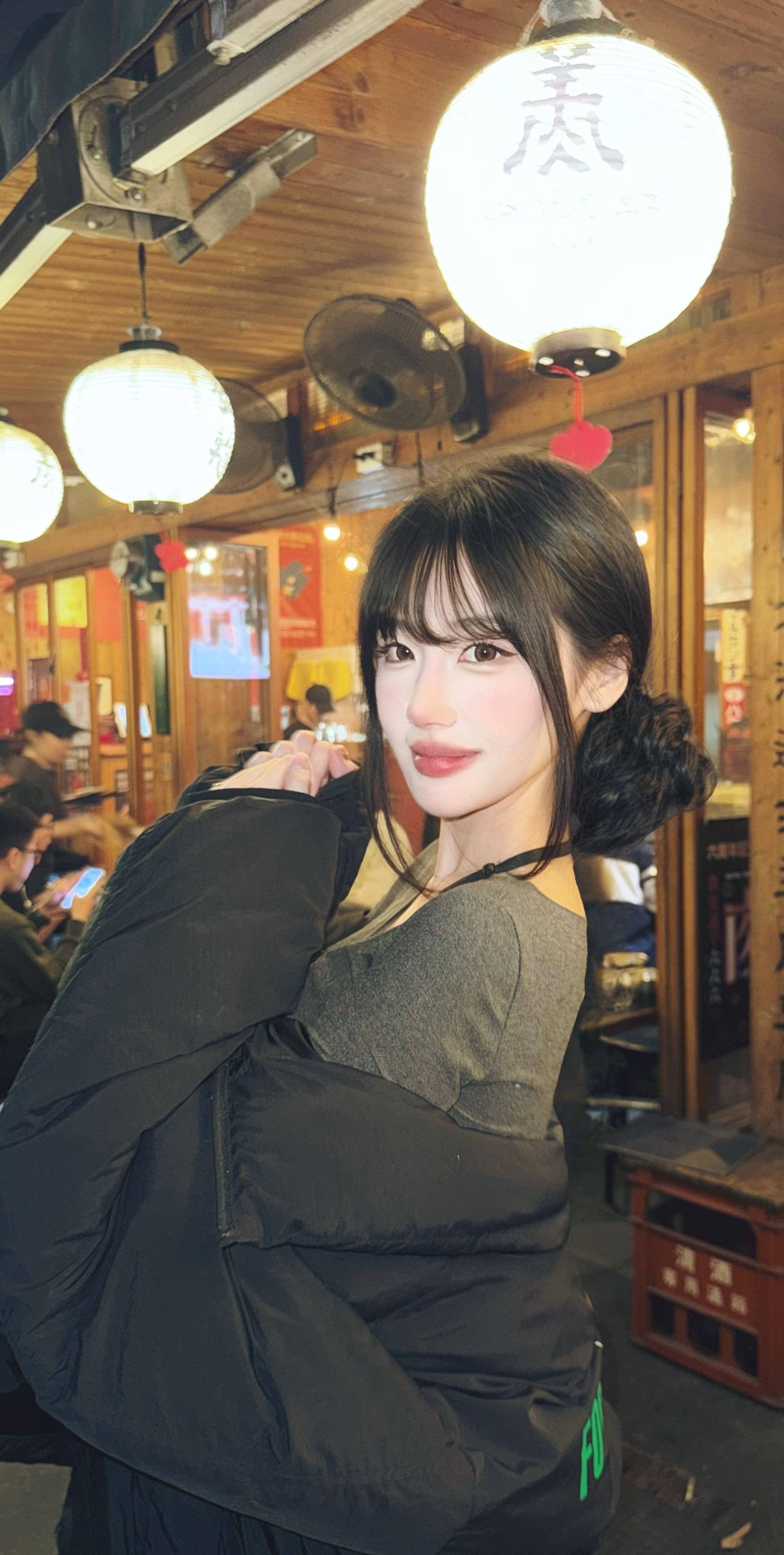 大家早安哇 好久不見 新造型怎麼樣呀！    house拍照姿势