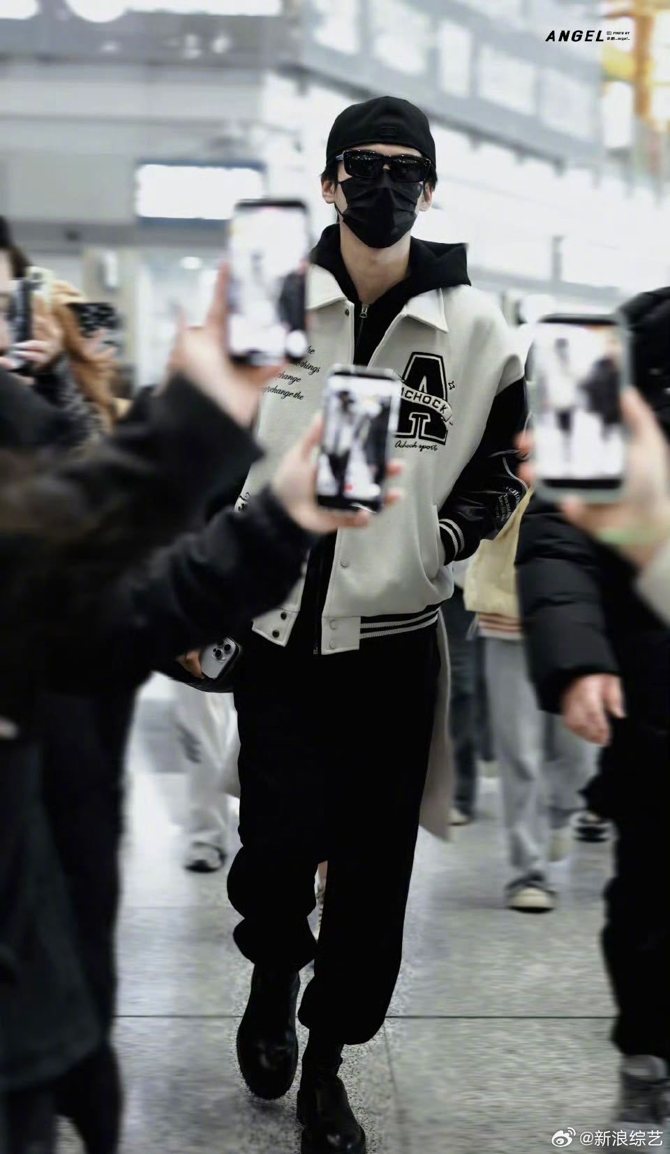 周柯宇出发追星 今日出发录制综艺《风华合伙人》。谁懂啊！“东城阿祖”真的要去追自