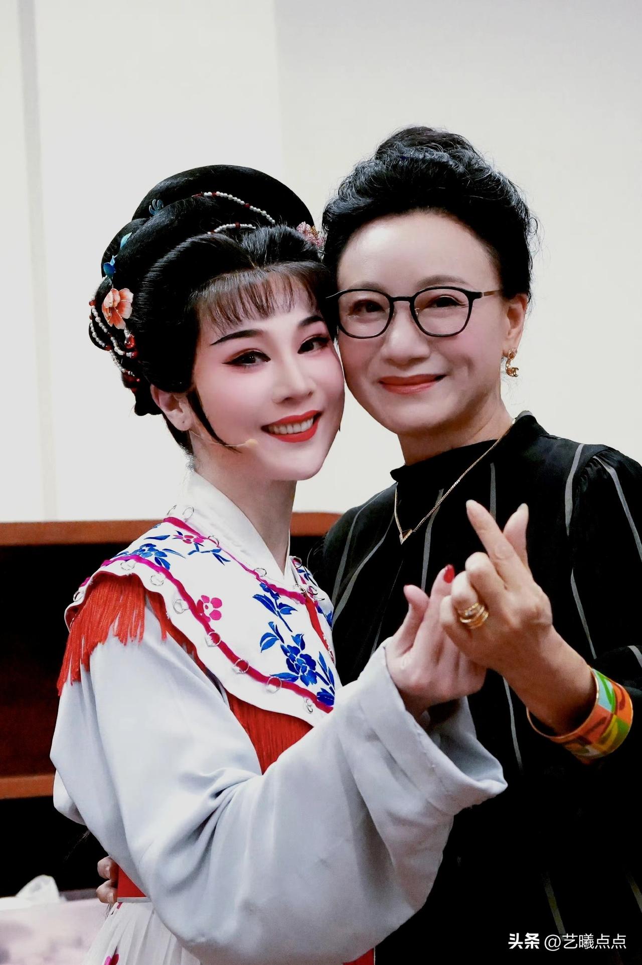 近日，李旭丹演绎的越剧王派经典剧目《追鱼》演出非常成功。她在唱腔、表演、身段以及
