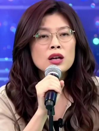 内外夹击！
郑丽文向大陆求救！
郑丽文最近挺难的，绿营那边盯着她不放，说白了就是