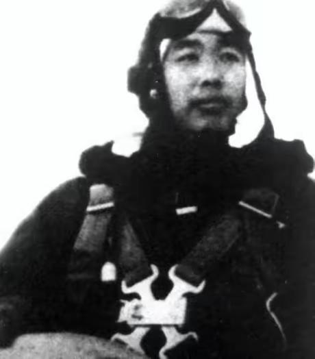 1951年，志愿军飞行员华龙毅被美军战机击落，身负重伤降落在一个山头，就在这时，