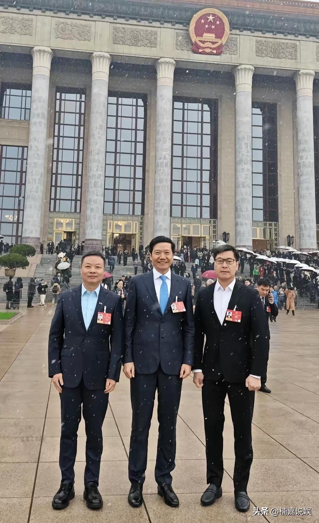 3月4日雷军在微博晒出和何小鹏、姚劲波在人民大会堂前的合影。照片里雷军妥妥C位，