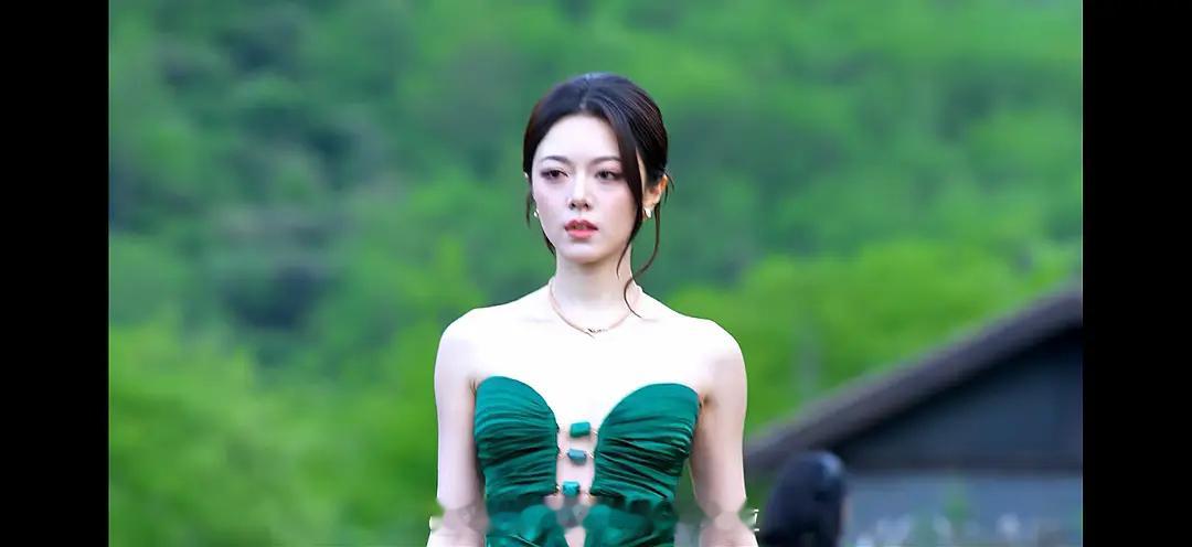 今天的vogue红毯，完全无打光，靠明星自己硬扛，看看这几朵花状态如何？赵露思、