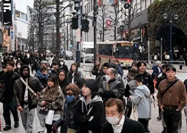 出去旅行多了，确实就没了疯狂消费的欲望。就说中国游客在日本的消费行为，变化可大了