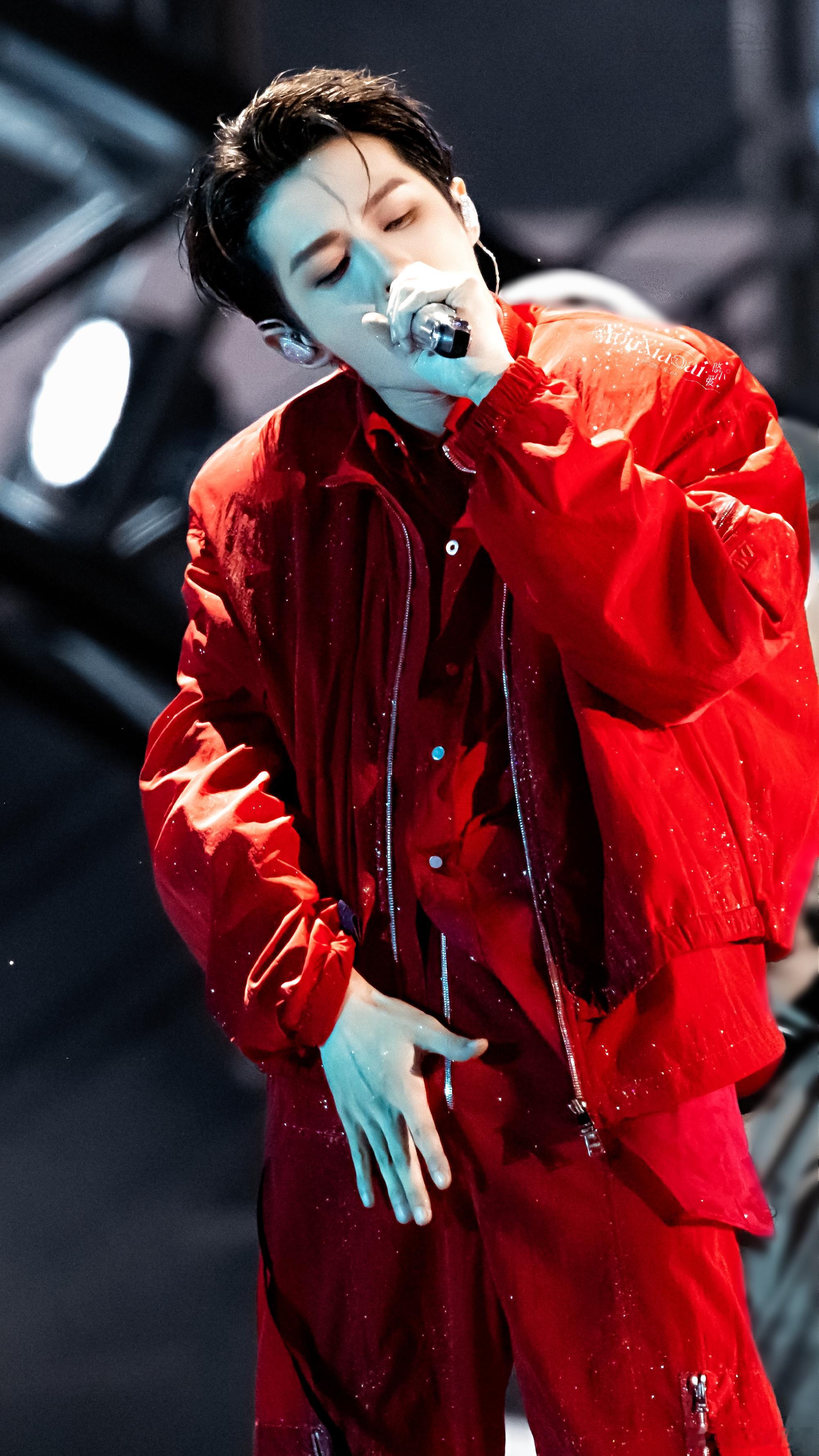 湖南卫视跨年演唱会檀健次三专新歌首唱《DEAD  REFLEX》舞台，檀健次一身