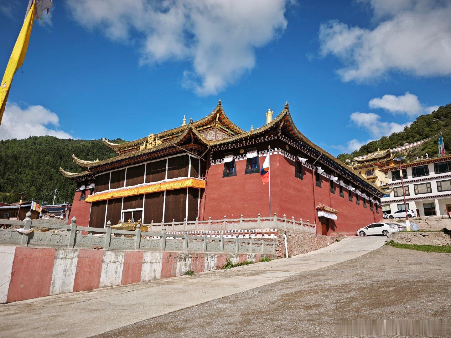 四川省阿坝州，若尔盖县求吉乡嘎哇村，求吉寺（新）。 阿坝·若尔盖