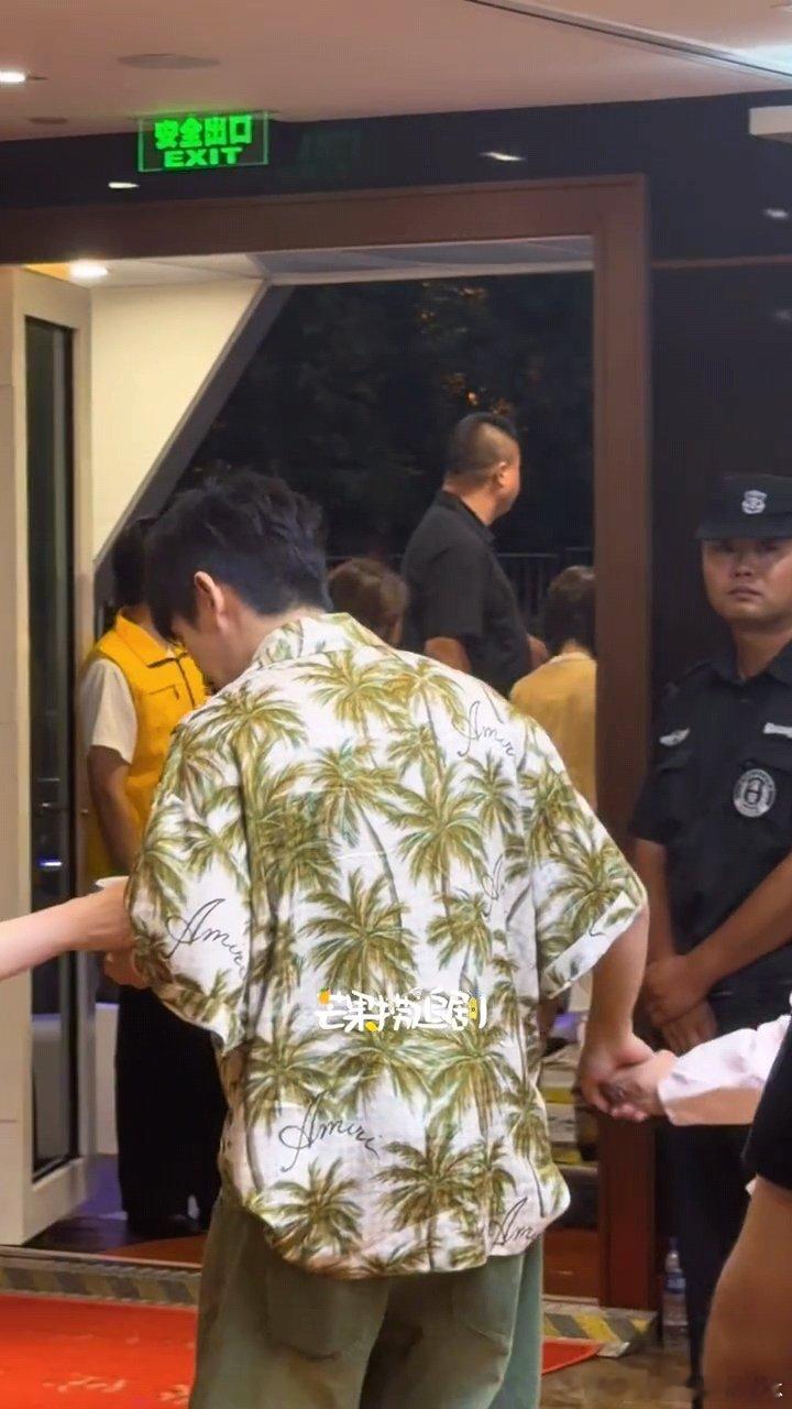 邓为吴君如牵手过安检邓为牵吴君如手 邓为吴君如牵手，花儿与少年这一季可看！！！ 