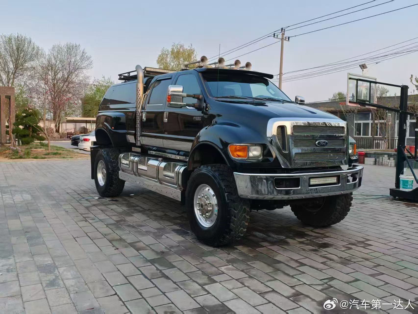 福特F650，真正的陆地巨兽。十年时光几乎未动，车况如新，是可遇不可求的收藏级孤