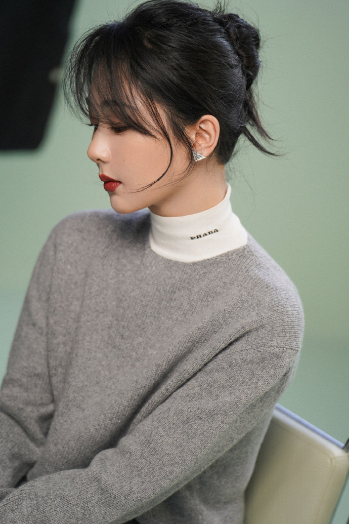 #杨紫港风奶茶妆#妈呀！！紫妹和港风的适配度真的好高啊！！羊毛卷+棕色穿搭扑面而