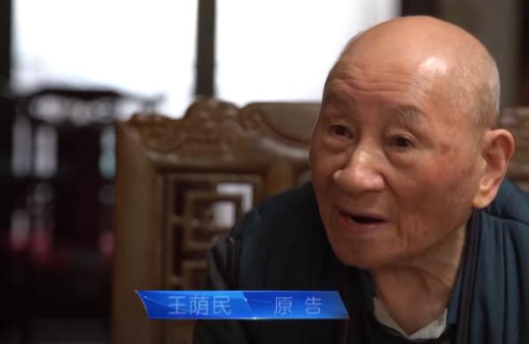 河北：95岁老人没有子女，妻子意外猝死给他留下30万存款，谁知，老人去银行取钱，