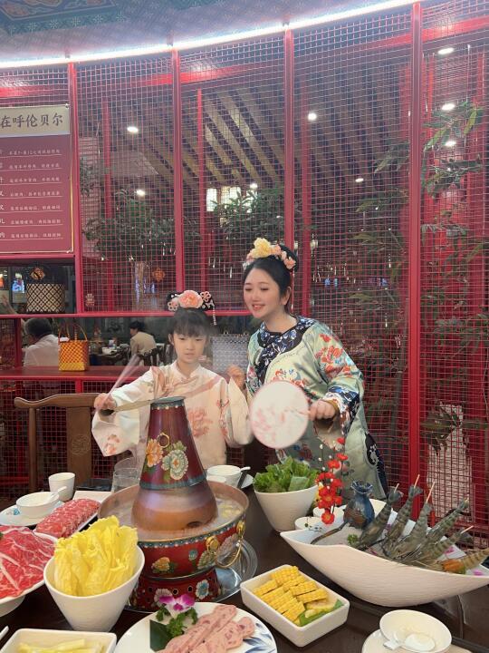 周末吃饭，带孩子玩个穿越也挺有意思！