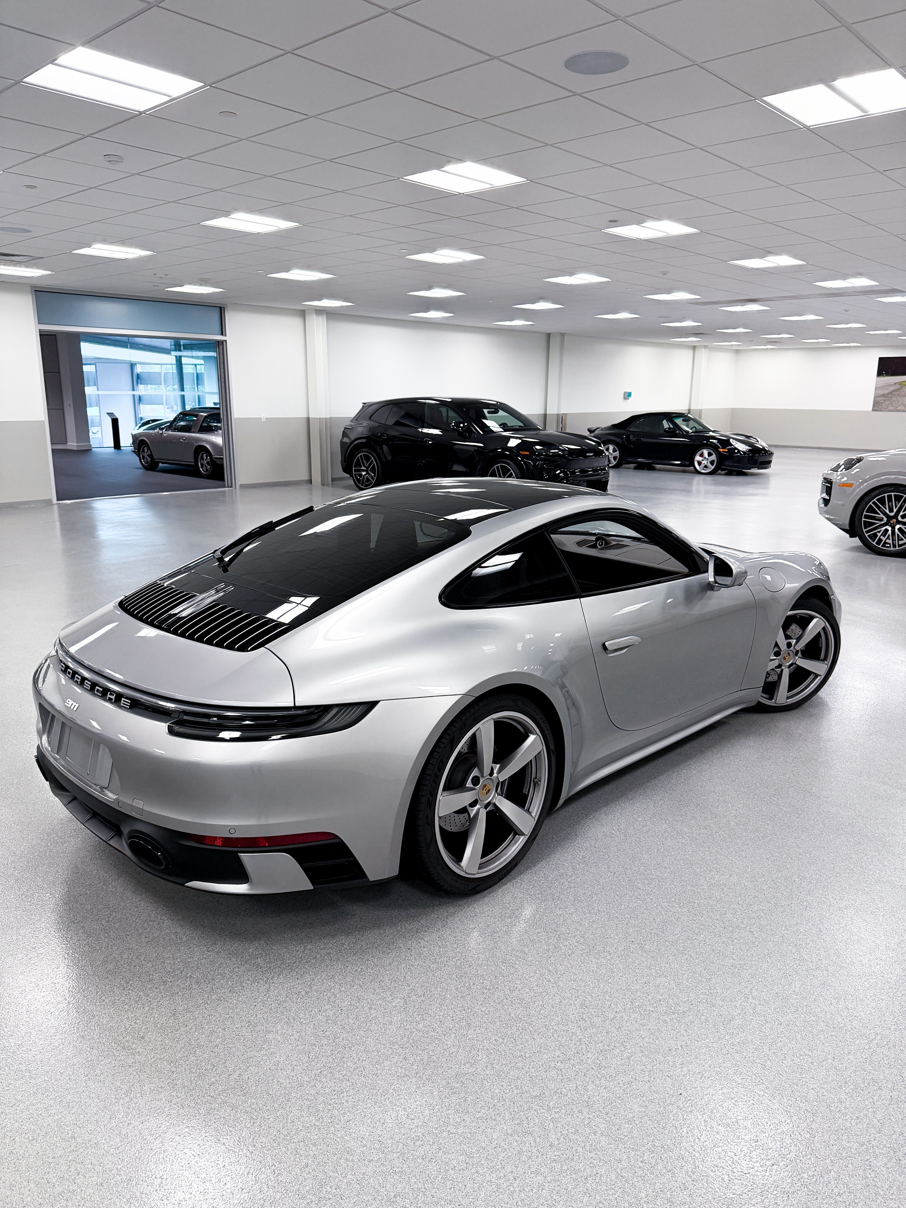 保时捷911 Carrera 4S这台为GT银配色，内饰采用松露棕真皮。这台91