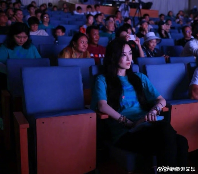 李嫣近照李嫣长成大姑娘了 王菲女儿李嫣趁暑假参加了嫣然天使基金的活动，现在的她真