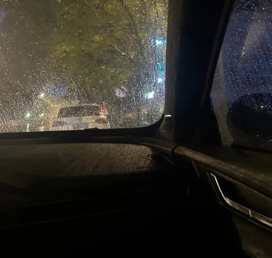 今晚坐在车里看雨，突然冒出个傻念头：婚姻里的“柴米油盐”，到底能累到哪去？
 
