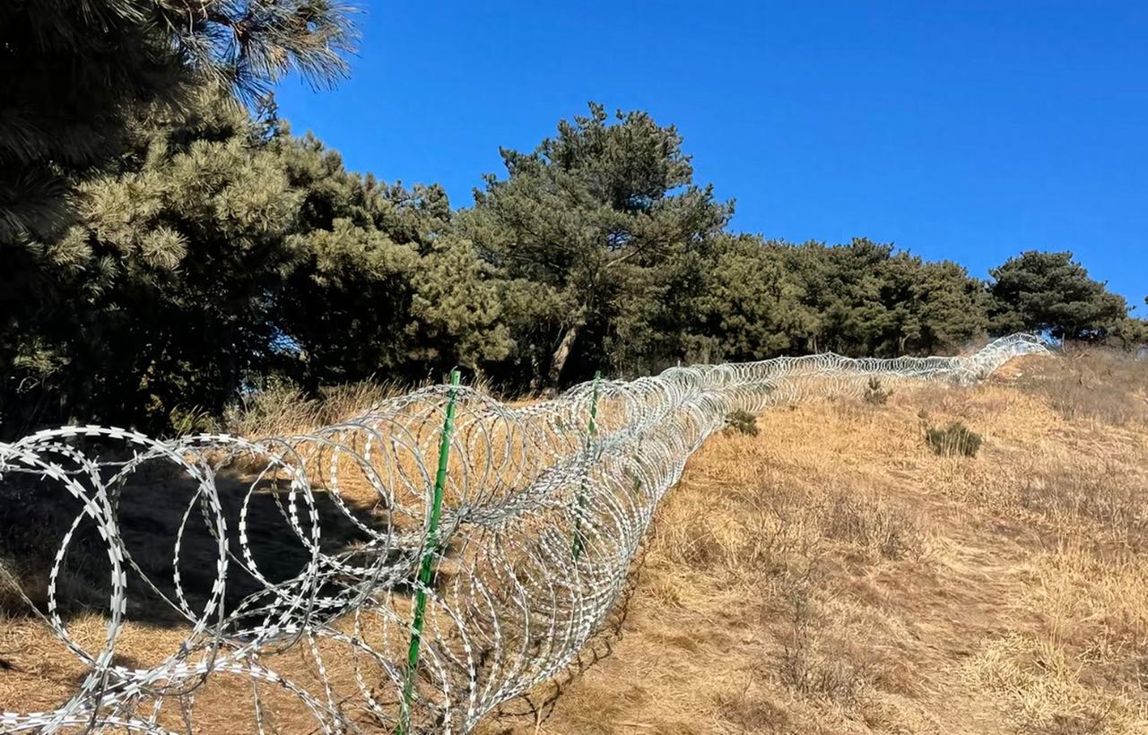 【泰山135公里刀片刺网引争议，周兆成：高危设施不适配景区，多重法律风险需重视】
