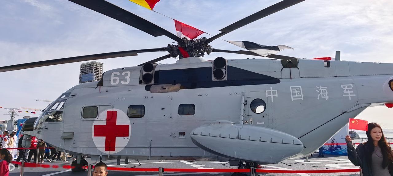 902“东平湖”舰搭载的直-8J舰载直升机，主要是搜救运输任务。从照片看几个细节