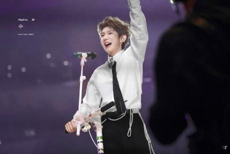 王源婉拒了哈刚哥拒绝可爱梗，转身变舞台魅魔，慵懒舞姿+炽热造型，氛围感拉满！王源