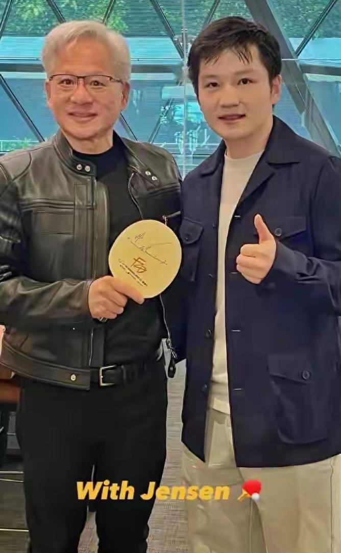 樊振东火到美国了！
樊振东4月21日现身美国职业乒联赛场，与众多圈内圈外大佬互动