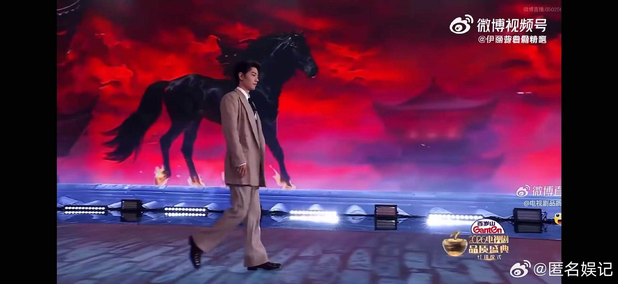 肖战等屏幕里的战马肖战停下等屏幕里的战马品质盛典红毯直播红毯上最可爱的瞬间，肖战