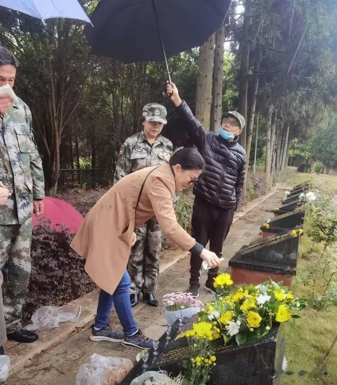 细雨濛濛中，文山烈士陵园里林木肃穆，黄花覆满了烈士的墓碑。刘斌将军之女刘丰俯身站